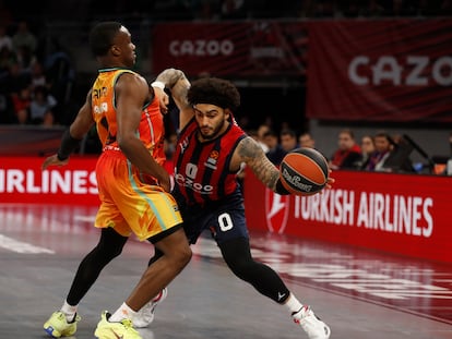 Markus Howard con el balón durante el partido de Euroliga entre el Baskonia y el Valencia, en el Buesa Arena de Vitoria este viernes.