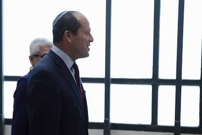 El ministro de Economía e Industria de Israel, Nir Barkat, a su llegada a una reunión en la sede de la CIB, a 28 de febrero de 2023, en Barcelona.