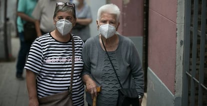 Dos mujeres, en el barrio de la Trinitat Vella (Barcelona), este sábado. 