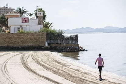 Las construcciones que están más cerca del agua y, por tanto, las que están en más peligro por el aumento del nivel del mar y le regresión de la playa, son las que da al Mar Menor. En la Imagen se puede ver el muro partido de una de esas casas.