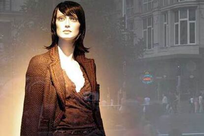 'Gran Vía', de José Alberto López Sánchez. "Escaparate con reflejo en el cristal".