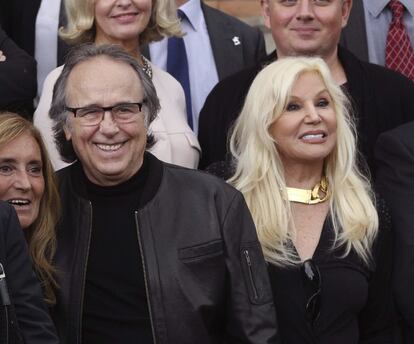 El cantante Joan Manuel Serrat, acompañado de la presentadora argentina, Susana Giménez, durante la foto de familia de los galardonados con los Premios Ondas.