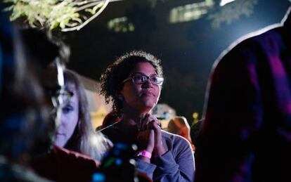 Una seguidora de Obama escucha su discurso anoche en Los Ángeles, California.