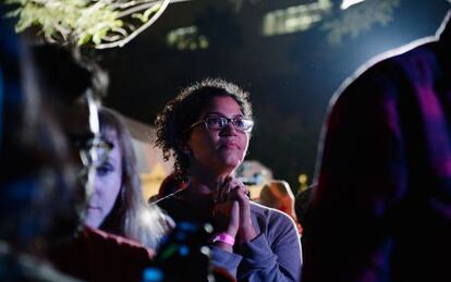 Una seguidora de Obama escucha su discurso anoche en Los &Aacute;ngeles, California.