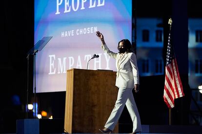 El ‘power suit’ de Kamala Harris estaba firmado por Carolina Herrera.