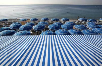 Playa junto al legendario Paseo de los Ingleses (Promenade des Anglais) de Niza.