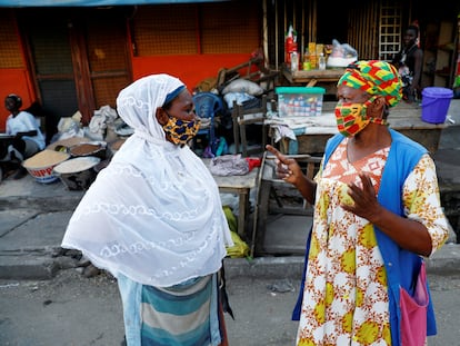 Dos mujeres ghanesas charlan en el mercado de Nima, en Accra, Ghana, el 20 de abril de 2020.