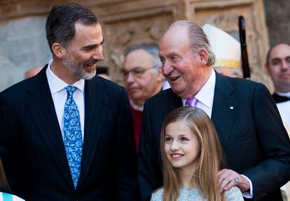El Rey Felipe VI junto a su padre Juan Carlos I y la Princesa Leonor en Palma de Mallorca, en abril de 2018.