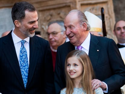 El rey Felipe VI, junto a su padre, Juan Carlos I, y su hija, la princesa Leonor.