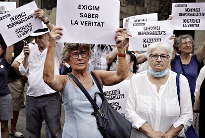 Un grupo de unas decenas de personas con pancartas blancas ha gritado “queremos la verdad” al comienzo del acto de homenaje a las víctimas de los atentados en Barcelona, fuera del círculo reservado a familiares y autoridades.