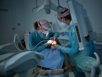 Dentistas atienden a un paciente en una clínica de Madrid.