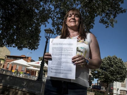 La regidora del PSC de Santa Coloma de Farners Bea Ventura mostra el document que va acabar sent "paper mullat".