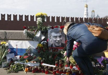 Una mujer deposita flores en el lugar donde fue asesinado Nemtsov, en Mosc&uacute;.