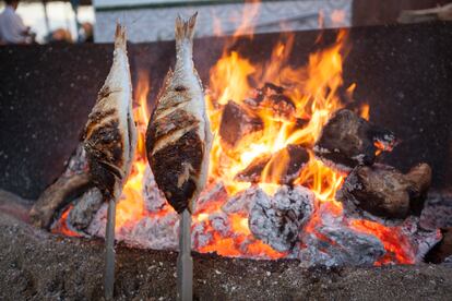 El espeto de sardinas, una tradición malagueña con 150 años de vida, ha colonizado casi todo el litoral andaluz.