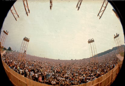 Vista del público en el Festival de Woodstock tomada desde el escenario. Bethel, NY, agosto de 1969. 