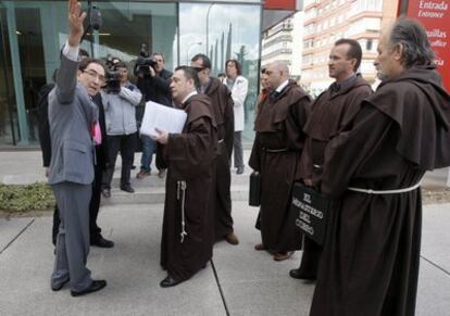 Trabajadores de la empresa El Monasterio del Cobro contratados por el sindicato de pilotos Sepla en en las puertas de la Asamblea General de la CEIM que renueva su Junta Directiva