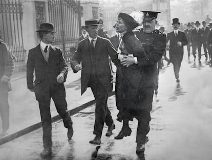 El 21 de mayo de 1914, la sufragista Emmeline Pankhurst es detenida en Londres. 