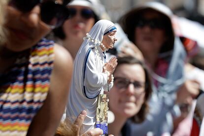 Una estatuilla de la Madre Teresa de Calcuta en la plaza de San Pedro durante la ceremonia de canonización.