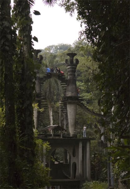 Una de las caprichosas construcciones, con escaleras y plataformas que miran a la selva, en Xilitla (México).