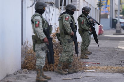 Soldados durante un operativo en Culiacán, en febrero de 2025.