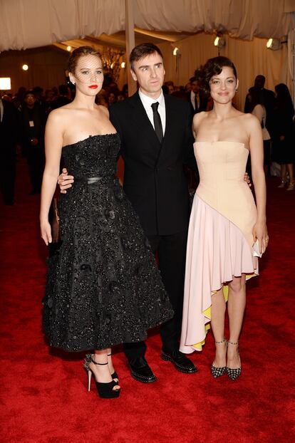 Raf Simons (Dior) con Jennifer Lawrence y Marion Cotillard.