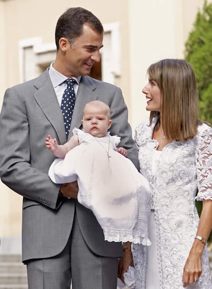 Los Príncipes de Asturias, con su segunda hija, la Infanta Sofía, a quien presentaron hoy ante la Virgen de Atocha para pedir su protección y cumplir con una tradición de la Familia Real, que se remonta a varios siglos atrás.