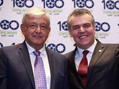López Obrador, este lunes, con el presidente de la Concamin, Francisco Cervantes.