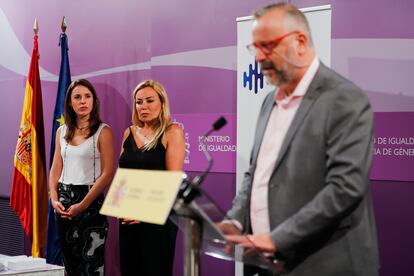 La ministra de Igualdad, Irene Montero (izquierda), junto a la presidenta del Gremio de Discotecas de Barcelona y Provincia, Gemma Ginesta, escucha este jueves a Ramón Mas Espinalt, presidente de España de Noche.