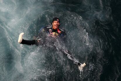 Mark Webber festeja su victoria en las aguas del puerto monegasco.