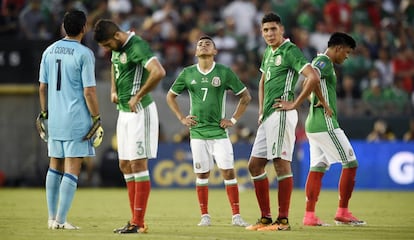 Los jugadores de México tras la derrota con Jamaica