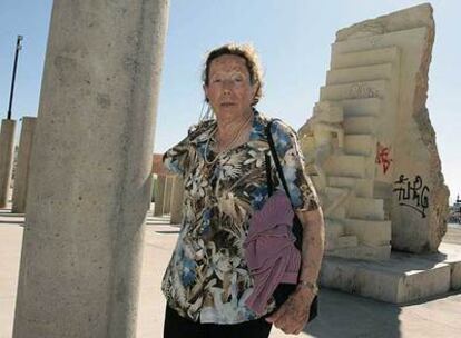 María García visitó ayer en Almería el monumento en memoria a las víctimas del nazismo.
