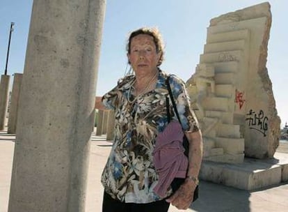 María García visitó ayer en Almería el monumento en memoria a las víctimas del nazismo.