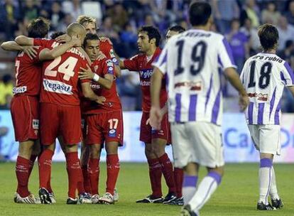 Los jugadores del Sporting celebran el gol que les ha dado la victoria.