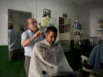 Manolo, barbero de El Toboso, cortando el pelo a Antonio.