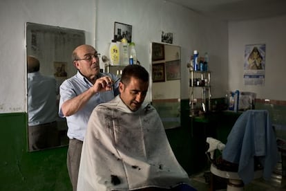 Manolo, barbero de El Toboso, cortando el pelo a Antonio.