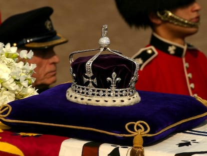 La Corona de la reina Isabel con el diamante Koh-I-Noor descansa sobre el ataúd de la reina madre en su funeral, el 5 de abril de 2002 en Londres (Reino Unido).