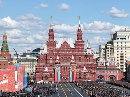 Un destacamento marcha hacia la plaza Roja durante el desfile del Día de la Victoria rusa en el 78 aniversario del final de la Segunda Guerra Mundial, este martes.