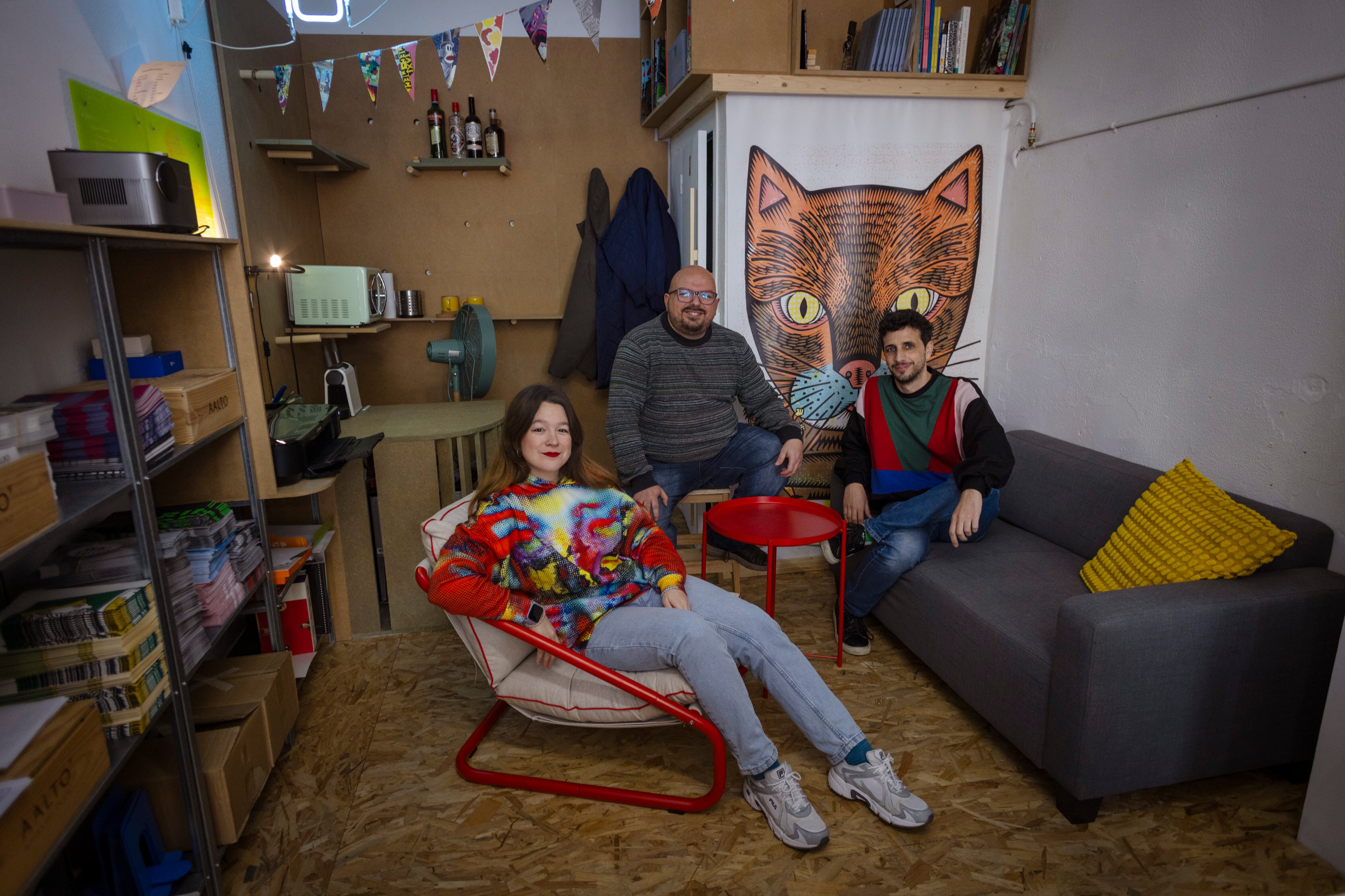 De izquierda a derecha, Belén García, Zacarías Lara y Manuel Burraco, el equipo de editorial Barrett en su oficina en Sevilla.