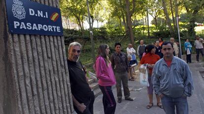 Un grupo hace cola para renovarse el DNI a las puertas de una comisaria de Madrid.