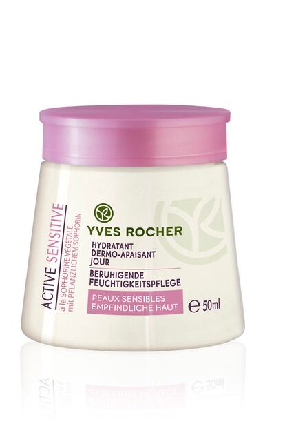 La Crema de Día Hidratante-Dermocalmante de Yves Rocher es perfecta para las pieles sensibles que se irritan fácilmente. Es toda una barrera protectora que mantiene la hidratación y evita la sensación de tirantez en los días más fríos. Cuesta 14,30 euros.