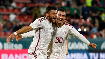 Alexis Vega y Luis Chávez celebran el primer gol de la selección mexicana frente a Irak.