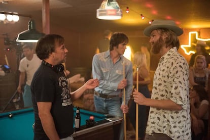 Richard Linklater (izquierda) en el rodaje de &#039;Todos queremos algo&#039;.