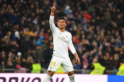 El jugador brasileño del Real Madrid, Casemiro, celebra el segundo tanto frente al equipo hispalense.