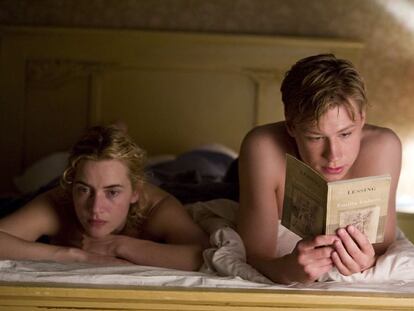 Kate Winslet y David Kross, en una imagen de la película<i> El lector</i><b> (The Reader), dirigida por Stephen Daldry, que se estrenará en España el próximo viernes.</b>