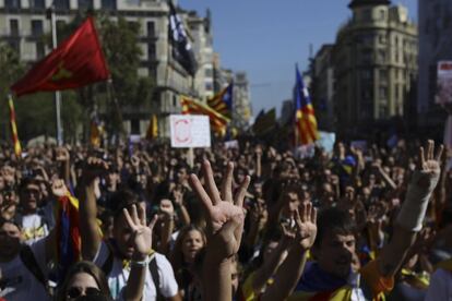 Los estudiantes gesticulan durante la protesta contra las medidas del gobierno central, en Barcelona.  
