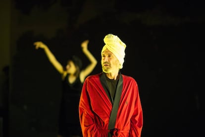 El actor Víctor Pi caracterizado como Romain Gary en la obra 'Dybbuk'