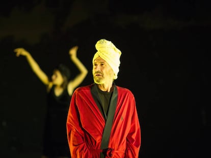 L'actor Víctor Pi caracteritzat com a Romain Gary en l'obra 'Dybbuk'.