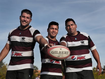 Daniel López, Ramón Ruiz y José Arrieta al finalizar el partido de rugby en la Ciudad Universitaria, en donde realizan un intercambio de conocimientos sobre el deporte como una herramienta de control y prevención de la violencia, el pasado 30 de octubre de 2022.