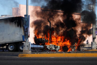 La captura de Ovido Guzmán, hijo de 'el Chapo' Guzmán, ha desatado una ola de violencia en el Estado de Sinaloa. En la imagen, un camión en llamas en las calles de Culiacán, capital del Estado.