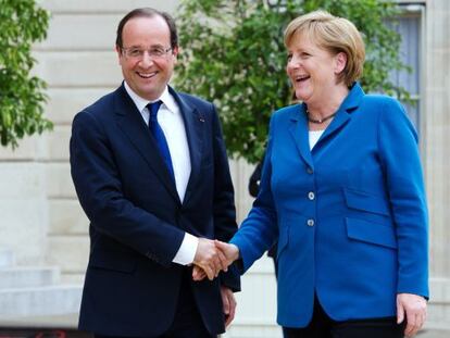 Fran&ccedil;ois Hollande recibe a la canciller alemana Angela Merkel en el El&iacute;seo